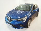 La voiture bleue est garée sur le sol blanc de la pièce.