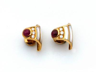 Paire de boucles d'oreilles en or 750 millièmes, de forme ga…