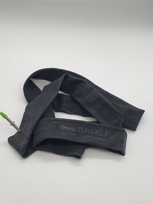 une paire de ciseaux posée sur un sac noir