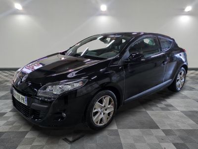 la photo d'une voiture noire sur un sol en damier