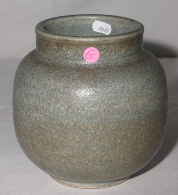 un vase sur lequel est accrochée une étiquette rose
