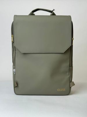 un sac à dos gris avec un logo doré sur le devant