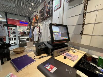 un ordinateur portable posé sur un bureau en bois