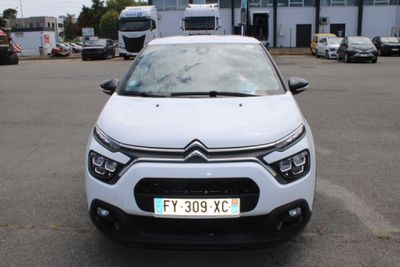 une voiture blanche garée dans un parking