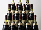 plusieurs bouteilles de vin posées sur une table en bois