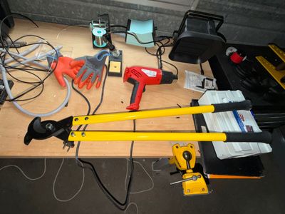 un grand nombre d'outils posés sur une table