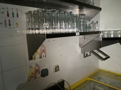 de nombreux verres sur les étagères de la cuisine