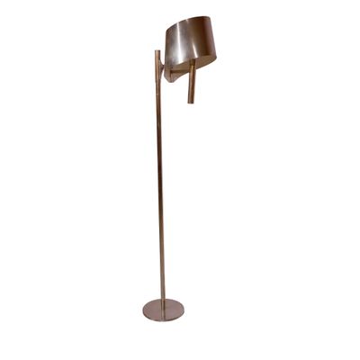 un lampadaire en métal surmonté d'un abat-jour en métal