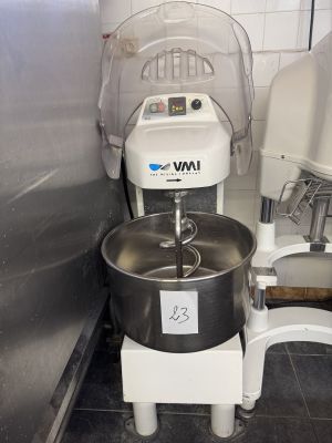 un mixeur posé dans un coin de la pièce