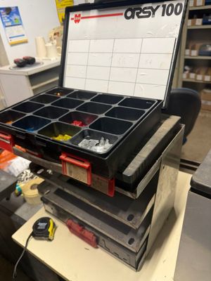 une image représentant une boîte à outils posée sur un établi