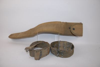 un couteau en bois et une paire de menottes en cuir