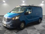 la photo d'une camionnette bleue garée dans un garage