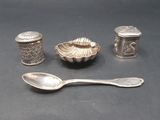 une cuillère, une salière et une cuillère posées sur une table
