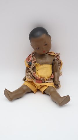 Poupée noir, tête porcelaine, yeux dormeur, bouche fermée (accide...