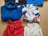 quatre vêtements étalés sur le sol, sur un parquet