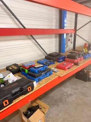 de nombreux outils différents rangés sur une étagère dans un entrepôt