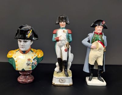 trois figurines représentant des hommes en uniforme militaire, posées sur un fond noir