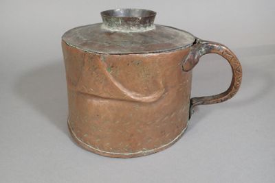 Chaudron couvert en cuivre ciselé à décor de chevrons, une a…