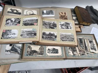 beaucoup de vieilles photos sur la table