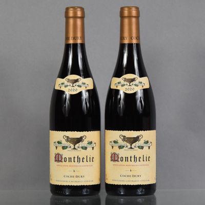 deux bouteilles de vin posées l'une à côté de l'autre sur une table