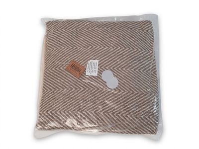 plaid à carreaux marron et blanc, muni d'une étiquette
