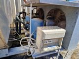 une machine posée contre le mur d'un immeuble