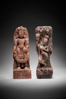 une paire de statues représentant une femme et un homme