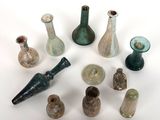 tout un tas de vases différents posés sur la table