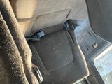 une vue de l'intérieur d'une voiture depuis le siège du conducteur