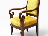 une vieille chaise recouverte de tissu jaune, recouverte, recouverte, recouverte, recouverte, recouverte