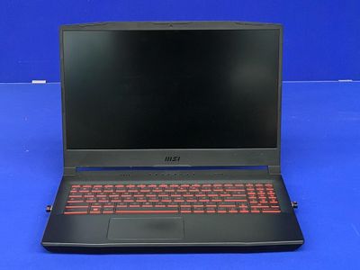 Ordinateur portable Dell Inspiron 15 avec clavier rouge et écran noir