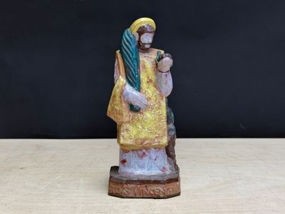 une petite statue représentant une femme tenant un bébé dans ses bras
