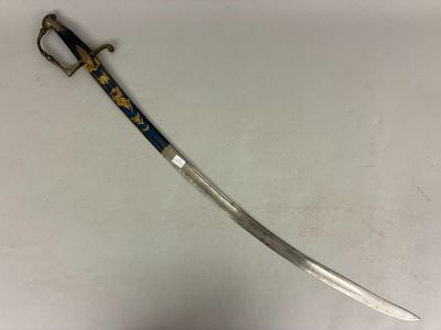 gros plan d'une épée sur une surface blanche