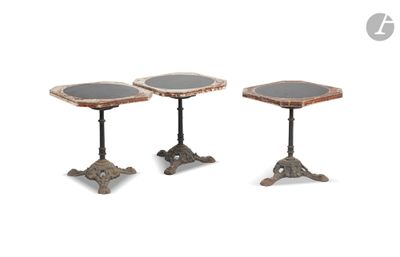 trois petites tables avec des plateaux en marbre et des pieds en métal