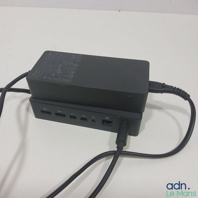 un chargeur noir branché sur une prise