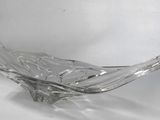 un bol en verre posé sur une table