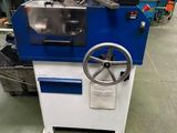 une image d'une machine installée dans une usine