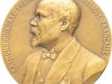 médaille d'or représentant le portrait d'un homme en costume et nœud papillon