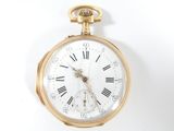 une montre de poche en or avec des chiffres romains sur le cadran