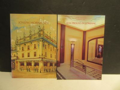 deux livres posés sur une table