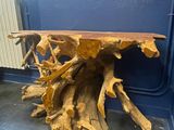 une table en bois qui a été transformée en morceau de bois