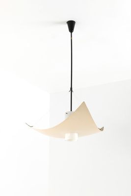 le luminaire est suspendu au plafond de la pièce