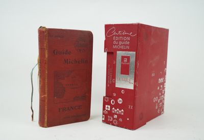 deux livres posés l'un à côté de l'autre sur une table
