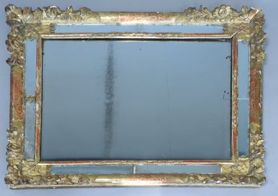 un miroir avec un cadre doré accroché au mur