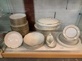 plusieurs assiettes et bols exposés dans une vitrine