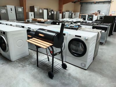 de nombreuses machines à laver et sèche-linge dans une grande pièce