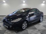 la photo d'une voiture noire garée dans un garage