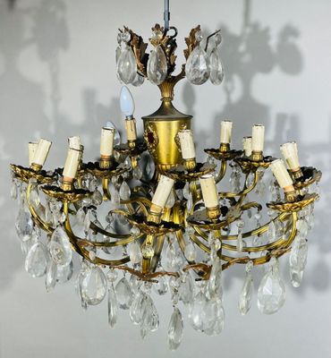 une image d'un lustre en laiton et en verre