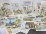 un lot de cartes posées sur une table