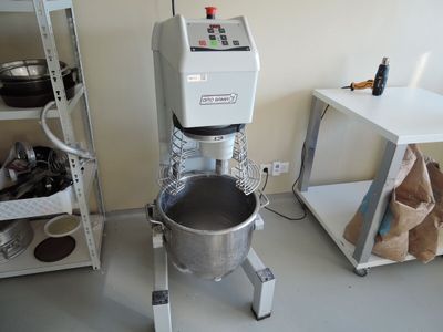 a machine that is sitting on the floor in a room